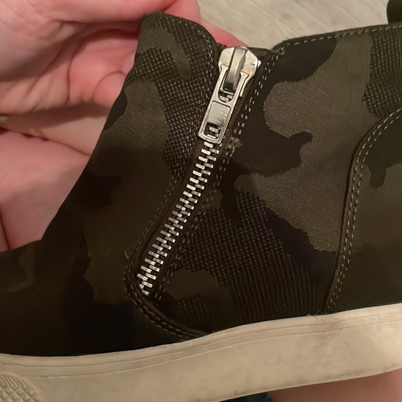 Size 6 Steve Madden wedge sneakers. CAMO. - Picture 8 of 9